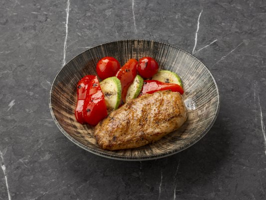 Куриная грудка на гриле с овощами