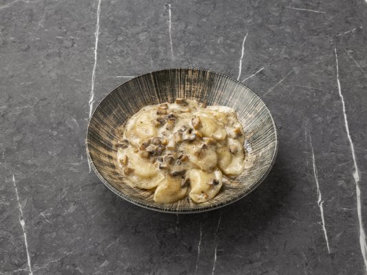 Вареники с картофелем и луком в сливочно-грибном соусе